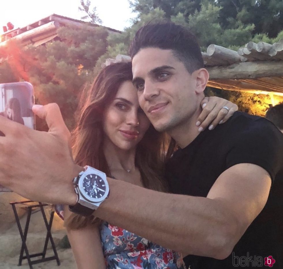 Melissa Jiménez y Marc Bartra haciéndose una foto en Mikonos