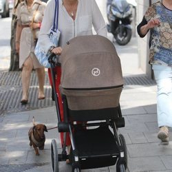 María Zurita paseando con su hijo Carlos y su perra Zeta por las inmediaciones de su hogar en Madrid