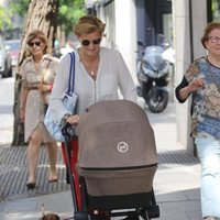 María Zurita paseando con su hijo Carlos y su perra Zeta por las inmediaciones de su hogar en Madrid