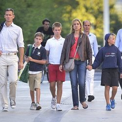 La Infanta Cristina e Iñaki Urdangarin con sus hijos Juan, Pablo y Miguel en Ginebra