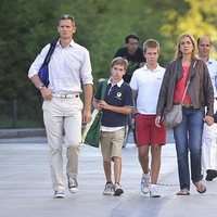 La Infanta Cristina e Iñaki Urdangarin con sus hijos Juan, Pablo y Miguel en Ginebra