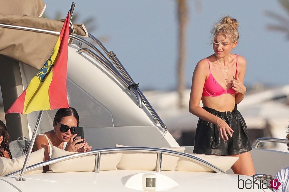 Elsa Hosk a bordo de un yate en Formentera