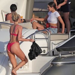 Elsa Hosk y Olivia Culpo en un yate