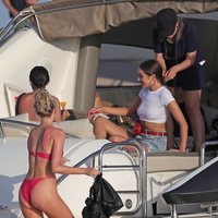 Elsa Hosk y Olivia Culpo en un yate