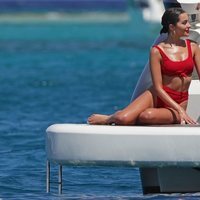 Olivia Culpo luce cuerpazo con un bikini rojo