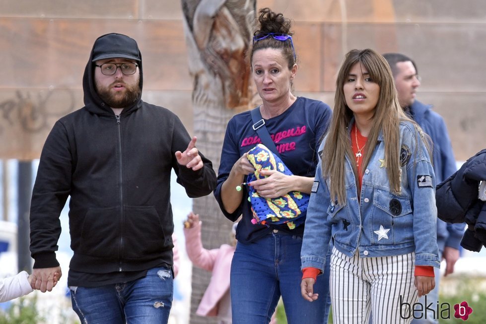 Dulce Delapiedra con Chabelita Pantoja dando un paseo