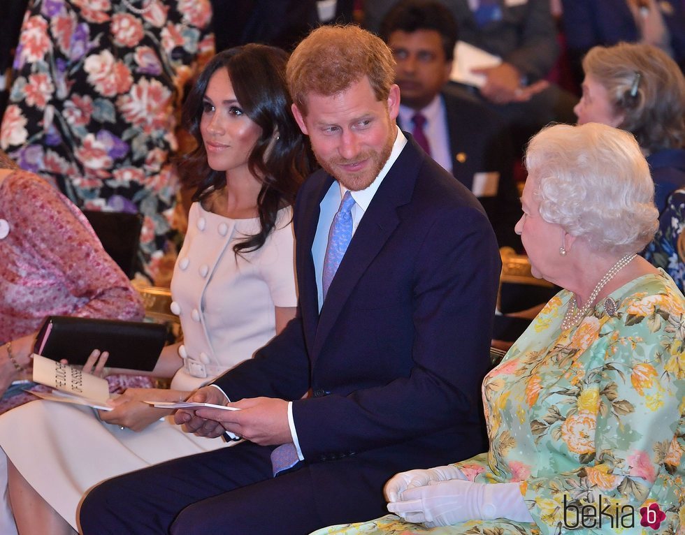 El Príncipe Harry mira con cariño a la Reina Isabel ante Meghan Markle en los Queen's Young Leaders Awards