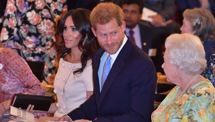 El Príncipe Harry mira con cariño a la Reina Isabel ante Meghan Markle en los Queen's Young Leaders Awards