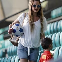 Elena Galera con su hijo Enzo Busquets en un entrenamiento de la Selección Española