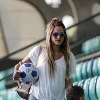 Elena Galera con su hijo Enzo Busquets en un entrenamiento de la Selección Española