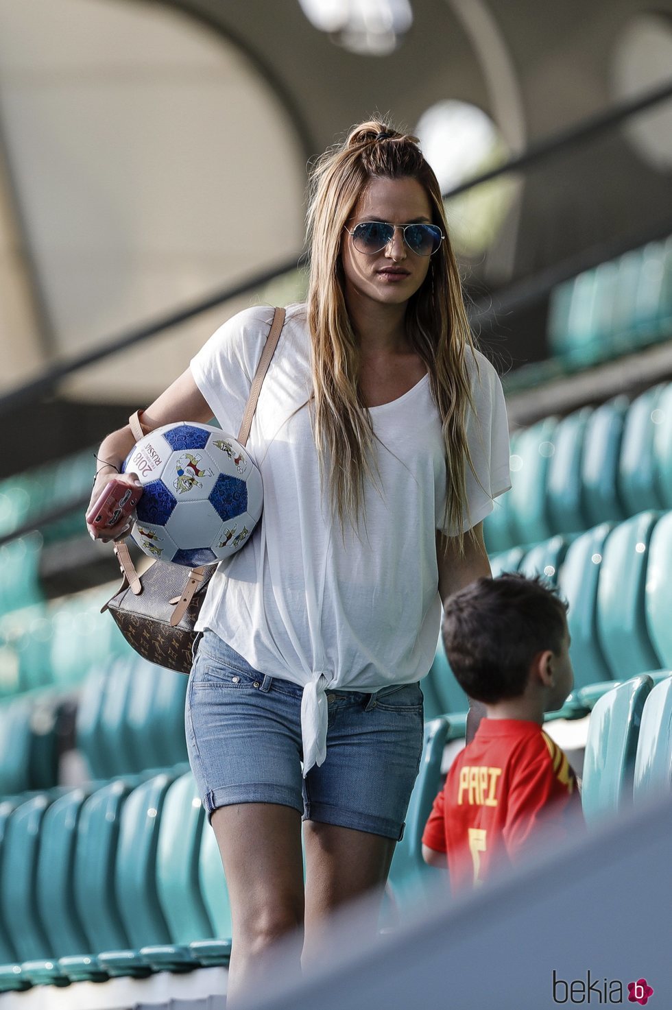 Elena Galera con su hijo Enzo Busquets en un entrenamiento de la Selección Española