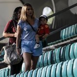 Julia Vigas con su hijo Gabriel Alcántara en el estadio de Kaliningrado