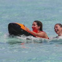 Elena Tablada y Elisabeth Reyes divirtiéndose en Ibiza