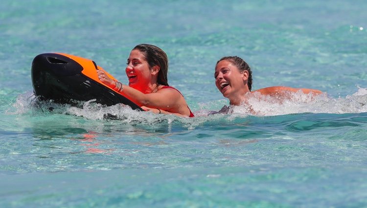 Elena Tablada y Elisabeth Reyes divirtiéndose en Ibiza