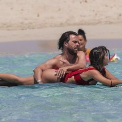 Javier Ungría, muy cariñoso con Elena Tablada en Ibiza