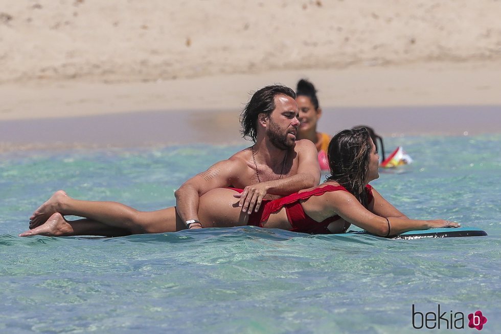 Javier Ungría, muy cariñoso con Elena Tablada en Ibiza