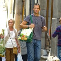 Iñaki Urdangarin y Claire Liebaert paseando por su perro por Ginebra