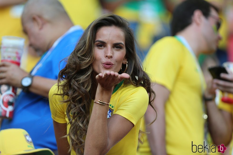 Izabel Goulart en el partido Brasil-Serbia