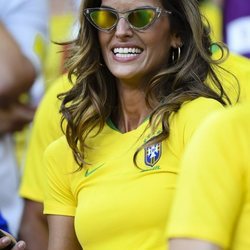 Izabel Goulart luciendo la camiseta de Brasil