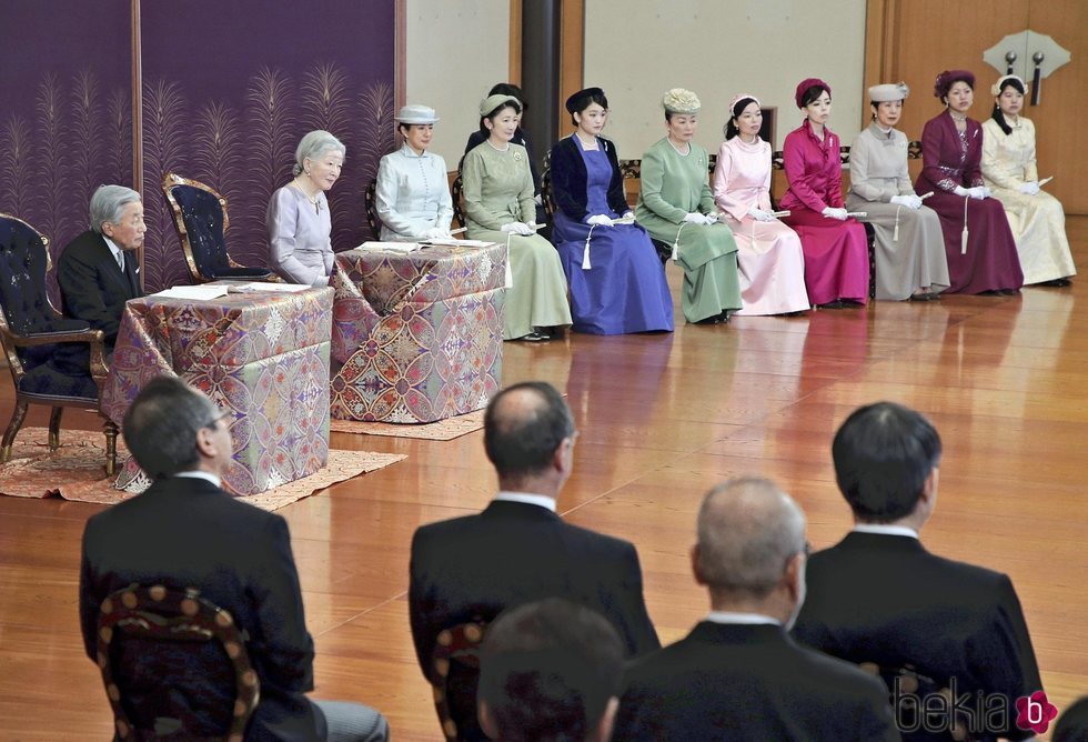 Los Emperadores de Japón durante unas lecturas de año nuevo