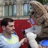 Iker Casillas saludando a la mascota del Mundial de Rusia 2018