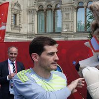 Iker Casillas saludando a la mascota del Mundial de Rusia 2018