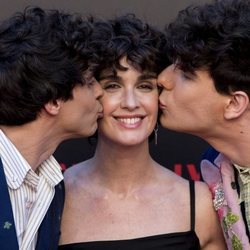 Javier Calvo y Javier Ambrossi besando a Paz Vega en la premiere de la segunda temporada de 'Paquita Salas