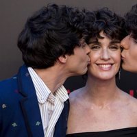 Javier Calvo y Javier Ambrossi besando a Paz Vega en la premiere de la segunda temporada de 'Paquita Salas