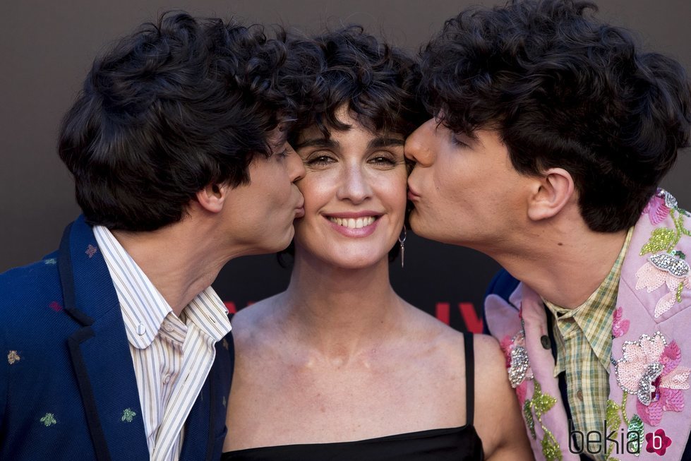 Javier Calvo y Javier Ambrossi besando a Paz Vega en la premiere de la segunda temporada de 'Paquita Salas