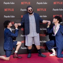 Javier Calvo y Javier Ambrossi arrodillados ante Brays Efe en la premiere de la segunda temporada de 'Paquita Salas'