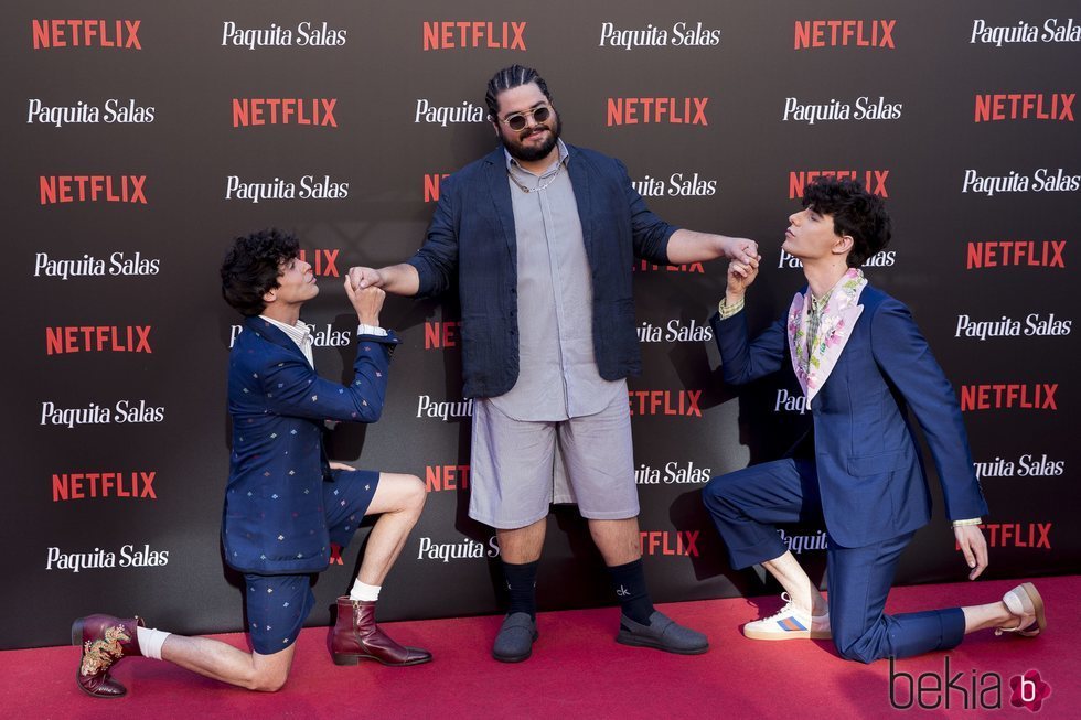 Javier Calvo y Javier Ambrossi arrodillados ante Brays Efe en la premiere de la segunda temporada de 'Paquita Salas'