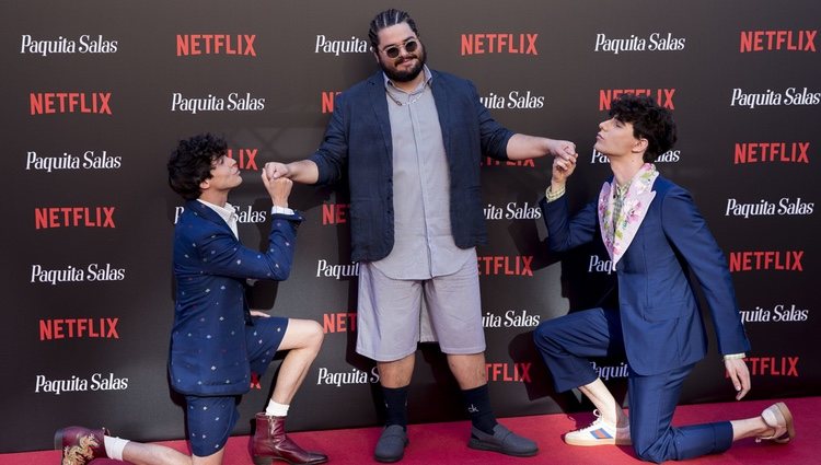 Javier Calvo y Javier Ambrossi arrodillados ante Brays Efe en la premiere de la segunda temporada de 'Paquita Salas'