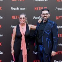 Miriam Díaz Aroca con un amigo en la premiere de la segunda temporada de 'Paquita Salas'