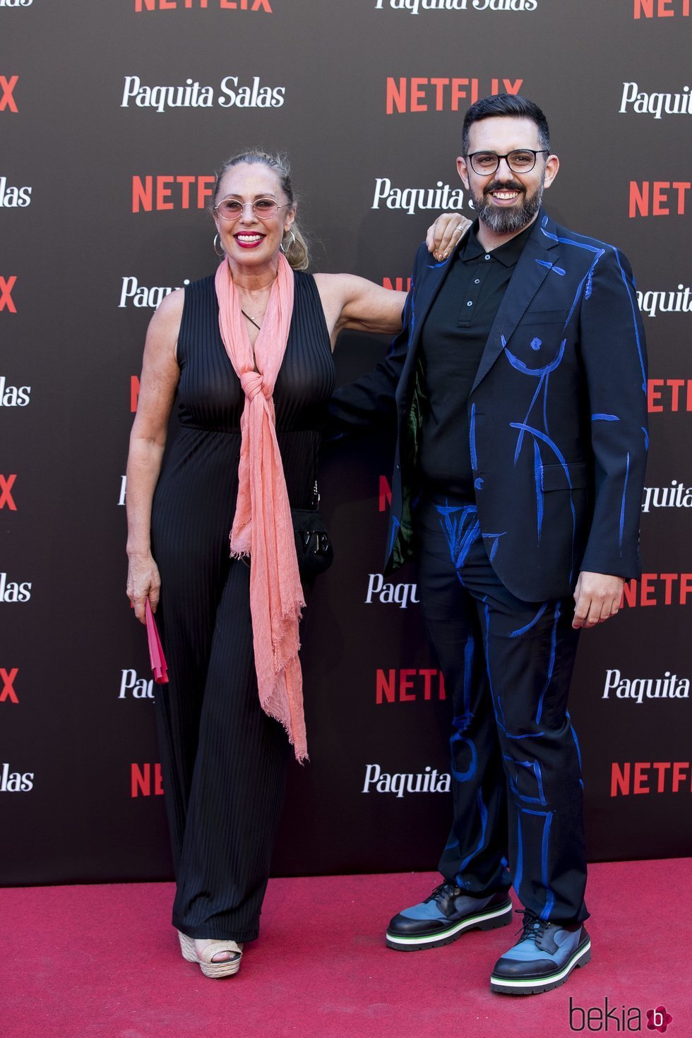 Miriam Díaz Aroca con un amigo en la premiere de la segunda temporada de 'Paquita Salas'