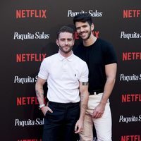 Pelayo Díaz y su novio, Andy McDougall,  en la premiere de la segunda temporada de 'Paquita Salas'