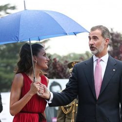 Los Reyes Felipe y Letizia con un paraguas en la entrega de los Premios Fundación Princesa de Girona 2018