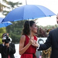 Los Reyes Felipe y Letizia con un paraguas en la entrega de los Premios Fundación Princesa de Girona 2018