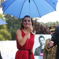 La Reina Letizia bajo un paraguas en la entrega de los Premios Fundación Princesa de Girona 2018