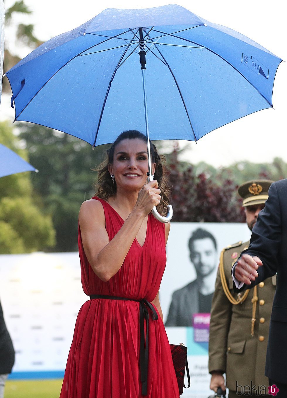 La Reina Letizia bajo un paraguas en la entrega de los Premios Fundación Princesa de Girona 2018