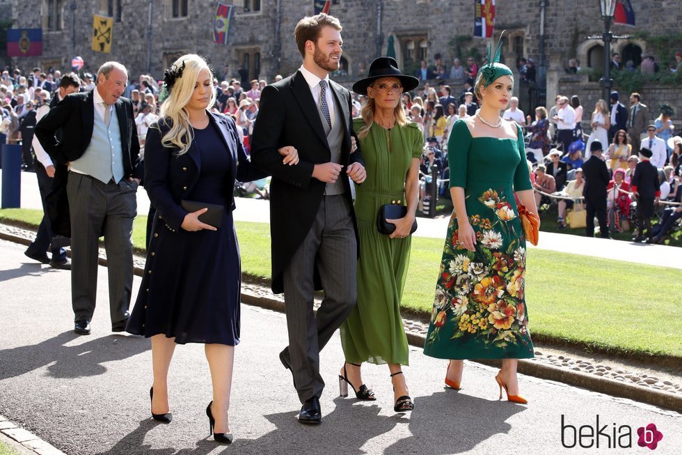 Louis Spencer con su madre Victoria Aitken y sus hermanas Lady Eliza y Lady Kitty Spencer