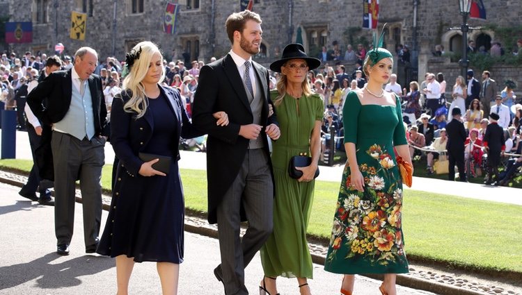 Louis Spencer con su madre Victoria Aitken y sus hermanas Lady Eliza y Lady Kitty Spencer