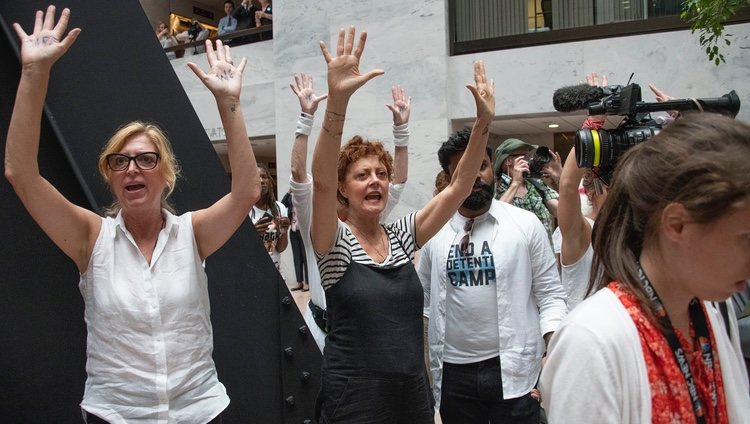 Susan Sarandon en la manifestación contra la política tolerancia cero con la inmigración de Donald Trump