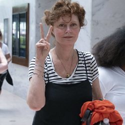 Susan Sarandon manifestándose contra Donald Trump