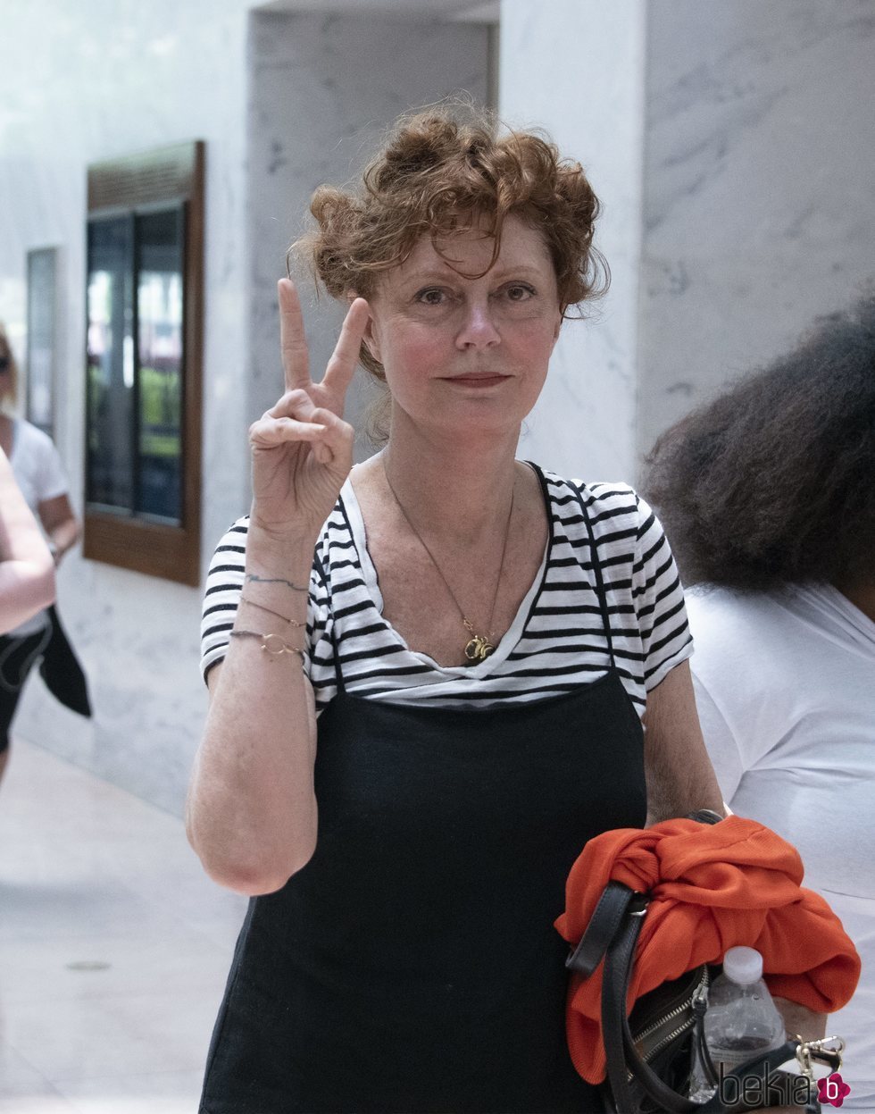 Susan Sarandon manifestándose contra Donald Trump