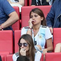 Antonella Roccuzzo y su hijo Thiago viendo el partido de Argentina contra Francia en el Mundial de Rusia 2018