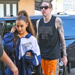 Ariana Grande y Pete Davidson de compras por Nueva York