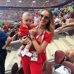 Romarey Ventura con su hijo Piero apoyando a Jordi Alba en el Mundial de Rusia 2018