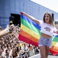 Dulceida con una bandera LGTBI durante el 'Dulceweekend 2018'.