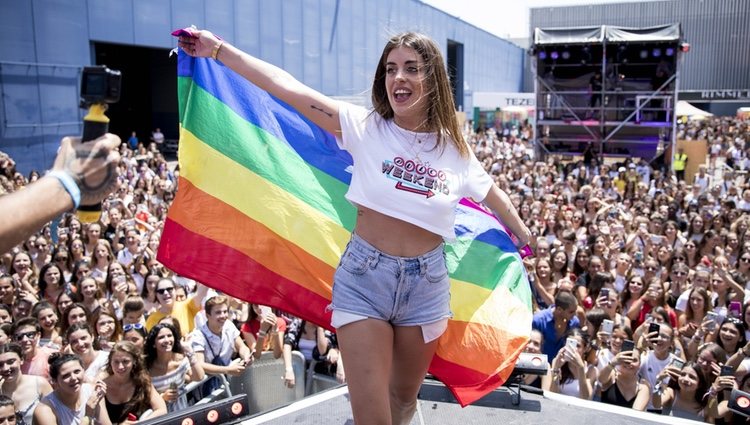 Dulceida con una bandera LGTBI durante el 'Dulceweekend 2018'.