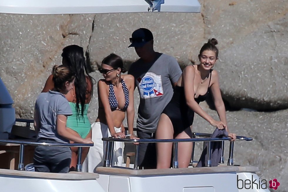 Gigi Hadid y Emily Ratajkowski en Mykonos